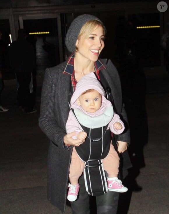 Chris Hemsworth, sa femme Elsa Pataky et leur fille India, arrivant à l'aéroport de Los Angeles, le 23 décembre 2012 : l'actrice espagnole rayonne avec son bébé