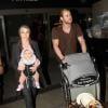 Chris Hemsworth, sa femme Elsa Pataky et leur fille India, arrivant à l'aéroport de Los Angeles, le 23 décembre 2012 : le trio affiche sa superbe