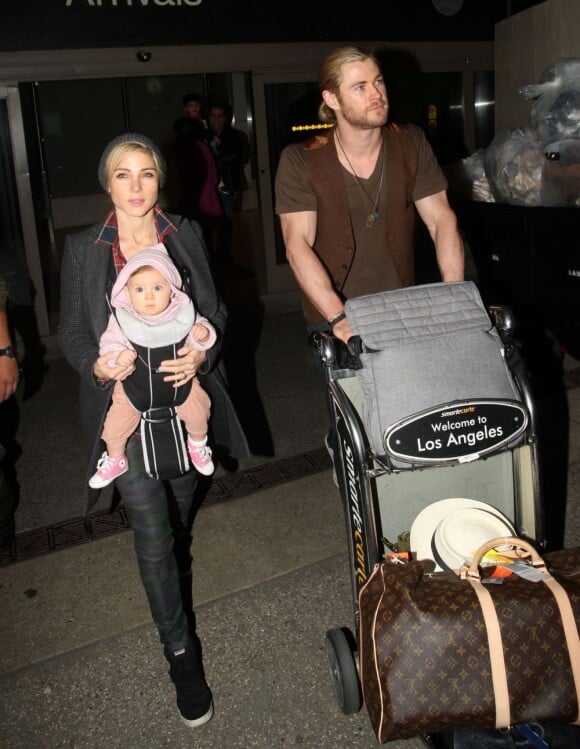 Chris Hemsworth, sa femme Elsa Pataky et leur fille India, arrivant à l'aéroport de Los Angeles, le 23 décembre 2012 : le trio affiche sa superbe