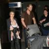 Chris Hemsworth, sa femme Elsa Pataky et leur fille India, arrivant à l'aéroport de Los Angeles, le 23 décembre 2012 : aucun signe de fatigue sur leur visage