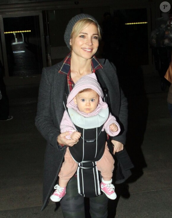 Chris Hemsworth, sa femme Elsa Pataky et leur fille India, arrivant à l'aéroport de Los Angeles, le 23 décembre 2012 : une maman épanouie