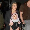 Chris Hemsworth, sa femme Elsa Pataky et leur fille India, arrivant à l'aéroport de Los Angeles, le 23 décembre 2012 : Charmante, Elsa Pataky est une maman aux anges