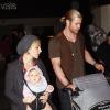 Chris Hemsworth, sa femme Elsa Pataky et leur fille India, arrivant à l'aéroport de Los Angeles, le 23 décembre 2012