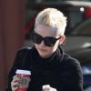 Exclusif - Miley Cyrus profite d'une belle journée en se rendant dans une boutique Starbucks. Los Angeles, le 22 décembre 2012.