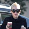 Exclusif - Miley Cyrus profite d'une belle journée en se rendant dans une boutique Starbucks. Los Angeles, le 22 décembre 2012.