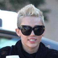 Miley Cyrus, sereine avec son chéri, elle n'oublie pas les victimes de Newtown