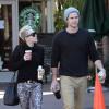 Exclusif - Miley Cyrus et son fiancé Liam Hemsworth profitent d'une journée ensoleillée et s'arrêtent chez Starbucks pour y acheter des boissons à emporter. Los Angeles, le 22 décembre 2012.