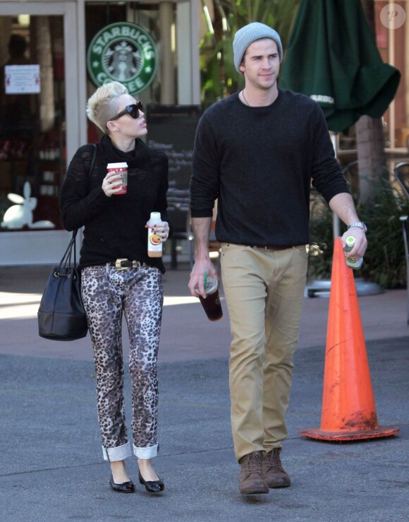 Exclusif - Miley Cyrus et son fiancé Liam Hemsworth profitent d'une journée ensoleillée et s'arrêtent chez Starbucks pour y acheter des boissons à emporter. Los Angeles, le 22 décembre 2012.