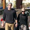 Exclusif - Miley Cyrus et son fiancé Liam Hemsworth s'arrêtent chez Starbucks pour y acheter des boissons à emporter. Los Angeles, le 22 décembre 2012.