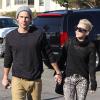 Exclusif - Miley Cyrus et son fiancé Liam Hemsworth s'arrêtent chez Starbucks pour y acheter des boissons à emporter. Los Angeles, le 22 décembre 2012.