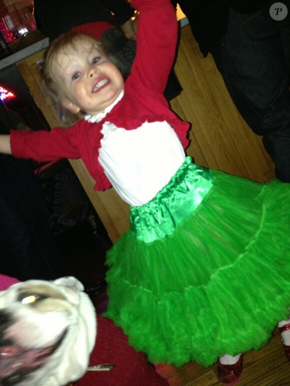 Harper Grace fête Noël avec son papa Neil Patrick Harris.