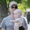 Neil Patrick Harris et David Burtka avec leurs jumeaux, à Los Angeles, le 19 juin 2011.