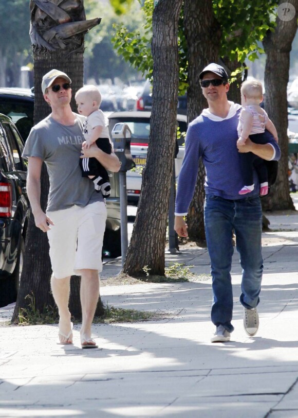 Neil Patrick Harris et David Burtka avec leurs jumeaux, à Los Angeles, le 19 juin 2011.