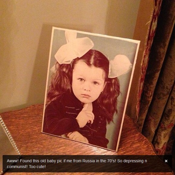Milla Jovovich postait sur Instagram cette photo d'elle enfant datant des années 70, prise dans l'ancienne Union Soviétique.