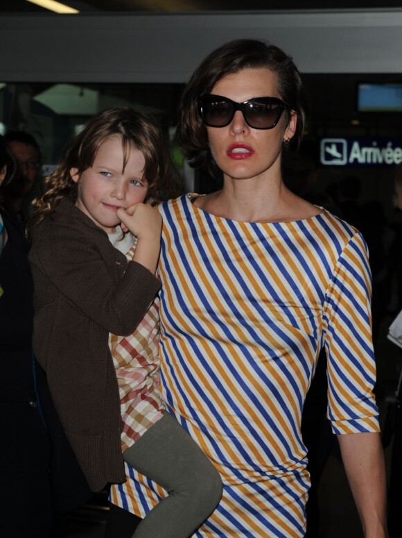 Milla Jovovich et sa fille Ever Gabo Anderson à l'aéroport de Nice, le 22 mai 2012.