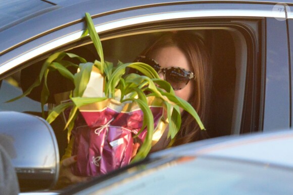 Miranda Kerr dévoile ses gambettes lors d'un passage par Whole Foods Market, à Los Angeles, le 28 décembre 2012 - Une fois en voiture, le mannequin a reçu en cadeau une jolie plante.