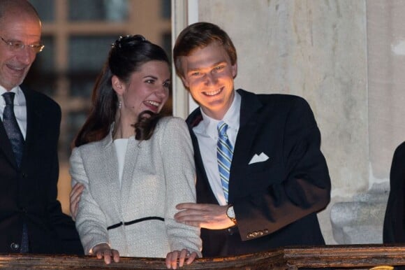 Les jeunes mariés radieux au balcon, devant la place Stanislas. L'archiduc d'Autriche Christoph de Habsbourg-Lorraine, 24 ans, et sa compagne Adélaïde Drapé-Frisch, 22 ans, ont célébré le 28 décembre 2012 à l'Hôtel de Ville de Nancy leur mariage civil.