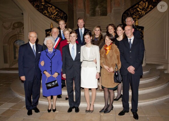 Photo de famille pour le mariage civil de l'archiduc d'Autriche Christoph de Habsbourg Lorraine et Adélaïde Drapé-Frisch, célébré le 28 décembre 2012 à l'Hôtel de Ville de Nancy.