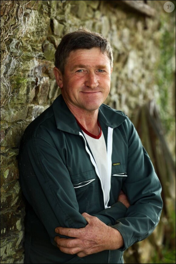 L'amour est dans le pré 8 - Philippe, le Breton, 52 ans, éleveur de vaches allaitantes et producteur de cidre. Mais il est aussi animateur dans des soirées.