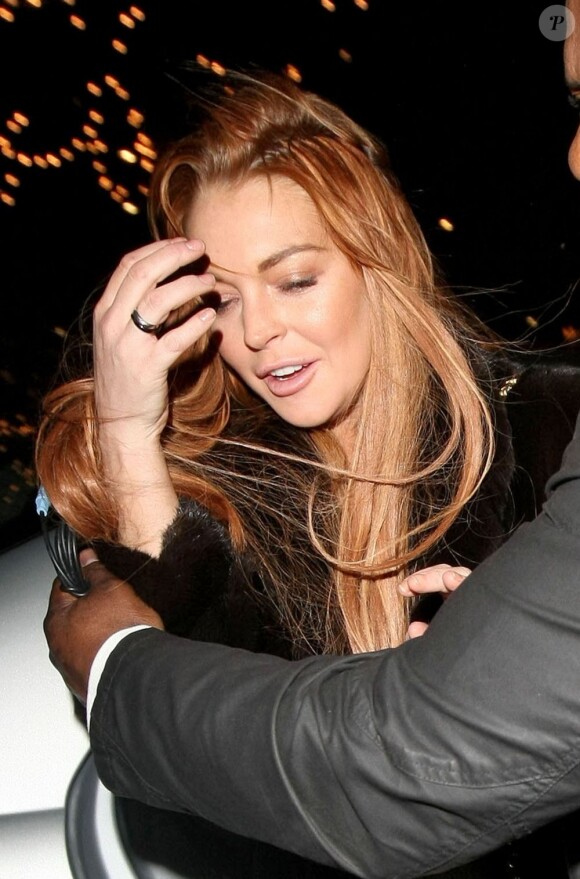 Lindsay Lohan, fatiguée, quitte le restaurant Cipriani à Londres, le 30 décembre 2012.