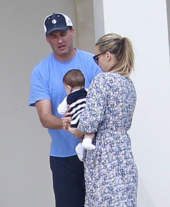 La jeune maman Molly Sims, son mari Scott Stuber et leur fils Brooks passent la journée en famille à Cabo San Lucas, le 1er janvier 2013.