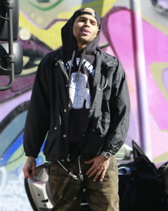 Rihanna et Chris Brown se promènent à Los Angeles, le 2 janvier 2013. Le chanteur de R'n'B portait des vêtements Black Pyramid, sa ligne de vêtements.
