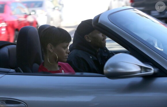Rihanna et Chris Brown se promènent à Los Angeles, le 2 janvier 2013. Le duo ne cache plus sa relation amoureuse.