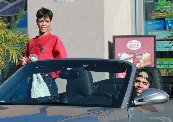 Rihanna et Chris Brown se promènent à Los Angeles, le 2 janvier 2013. Le couple a été vu dans la même voiture.