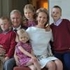 Le prince héritier Philippe de Belgique et la princesse Mathilde, avec leurs enfants la princesse Elisabeth, 11 ans, le prince Gabriel, 9 ans, le prince Emmanuel, 7 ans, et la princesse Eléonore, 4 ans, ont publié de nouveaux portraits de famille lors des fêtes de fin d'année 2012.