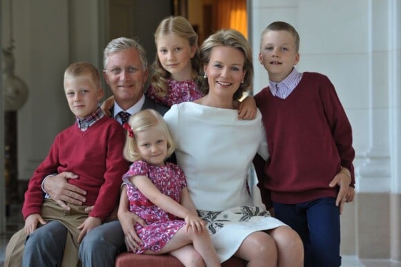 Le prince héritier Philippe de Belgique et la princesse Mathilde, avec leurs enfants la princesse Elisabeth, 11 ans, le prince Gabriel, 9 ans, le prince Emmanuel, 7 ans, et la princesse Eléonore, 4 ans, ont publié de nouveaux portraits de famille lors des fêtes de fin d'année 2012.