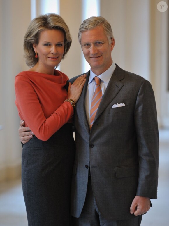 Le prince héritier Philippe de Belgique et la princesse Mathilde, ici en amoureux, ont publié de nouveaux portraits de famille lors des fêtes de fin d'année 2012.