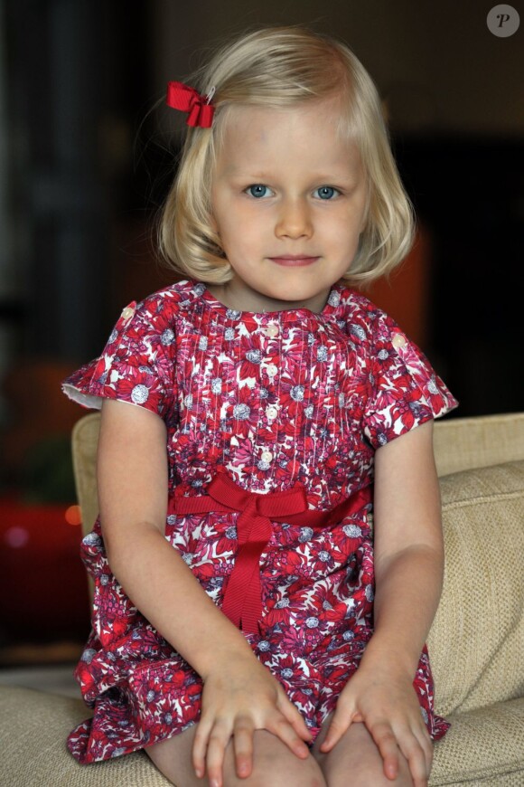 La princesse Eléonore de Belgique, 4 ans. Le prince héritier Philippe de Belgique et la princesse Mathilde ont publié de nouveaux portraits de famille lors des fêtes de fin d'année 2012.