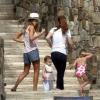 Jessica Alba passe le début de l'année 2013 avec sa petite famille à Cabo San Lucas au Mexique. Photo prise le 3 janvier 2013. On peut voir ici ses deux enfants.