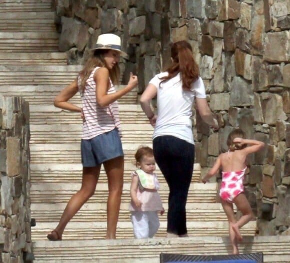Jessica Alba passe le début de l'année 2013 avec sa petite famille à Cabo San Lucas au Mexique. Photo prise le 3 janvier 2013. On peut voir ici ses deux enfants.