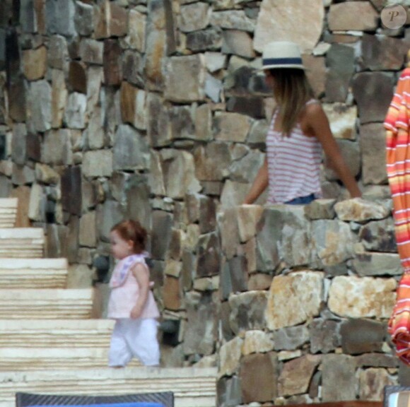 Jessica Alba passe le début de l'année 2013 avec sa petite famille à Cabo San Lucas au Mexique. Photo prise le 3 janvier 2013. Elle veille ici sur sa fille.