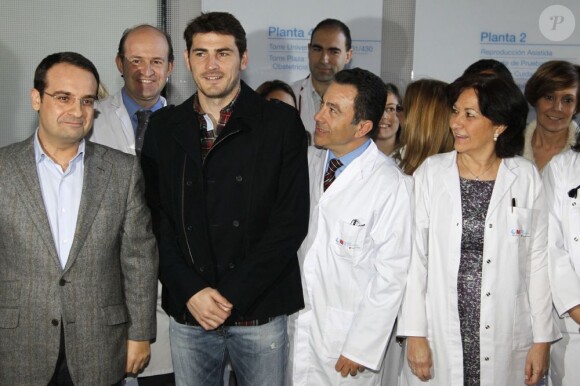 Iker Casillas et le personnel de l'hôpital universitaire de Móstoles, le 3 janvier 2013