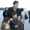 Iker Casillas en compagnie d'enfants dans sa ville natale de Móstoles, le 3 janvier 2013
