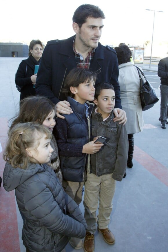 Iker Casillas en compagnie d'enfants dans sa ville natale de Móstoles, le 3 janvier 2013