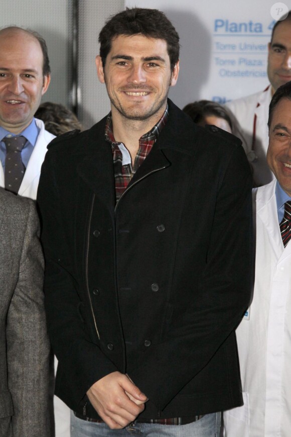 Iker Casillas souriant lors d'une visite à l'hôpital universitaire de Móstoles, le 3 janvier 2013