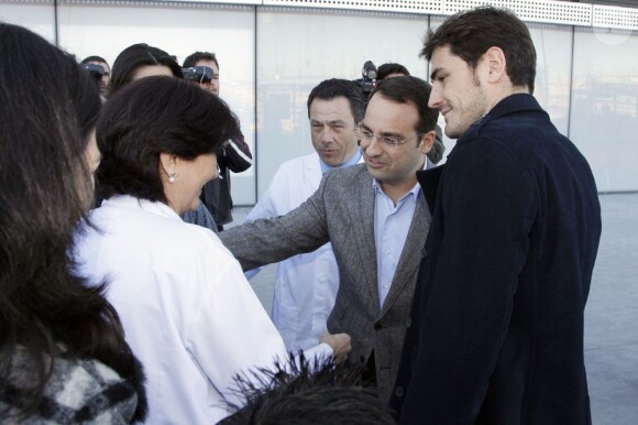 Iker Casillas et le maire de Móstoles lors d'une visite à l'hôpital universitaire, le 3 janvier 2013