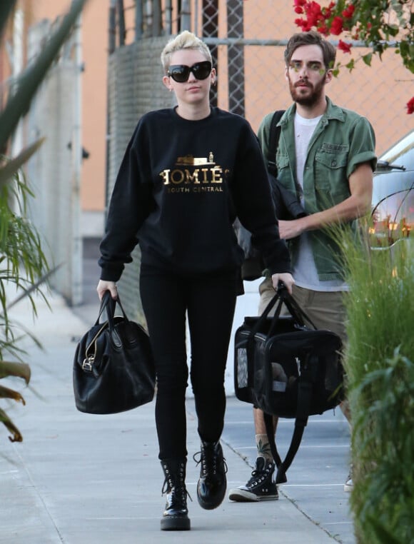 Miley Cyrus, accompagnée de son nouveau chien, se rendant en studio d'enregistrement à Burbank (Californie), le 4 janvier 2013.