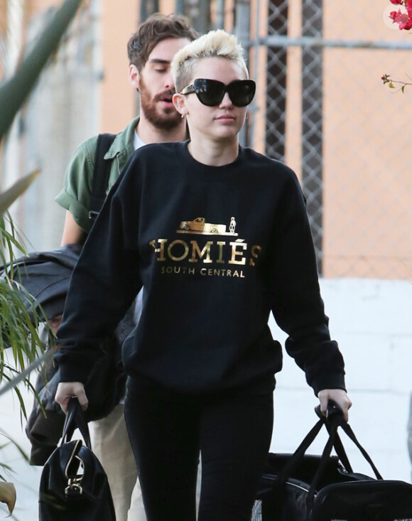 Miley Cyrus, accompagnée de son nouveau p'tit chien, se rendant en studio d'enregistrement à Burbank (Californie), le 4 janvier 2013.