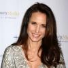 Andie MacDowell, lors d'un évenement à Los Angeles, est arrivée en béquilles ! Le 4 janvier 2012
