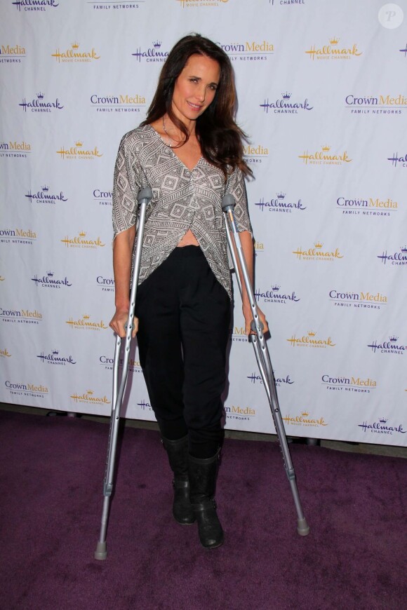 Andie MacDowell, lors d'un évenement à Los Angeles, est arrivée en béquilles ! Le 4 janvier 2012