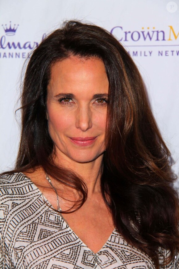 Andie MacDowell, lors d'un évenement à Los Angeles, est arrivée en béquilles ! Le 4 janvier 2012