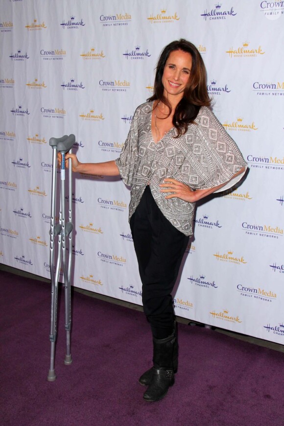 Andie MacDowell, lors d'un évenement à Los Angeles, est arrivée en béquilles ! Le 4 janvier 2012