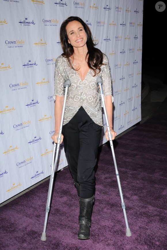 Andie MacDowell, lors d'un évenement à Los Angeles, est arrivée en béquilles ! Le 4 janvier 2012