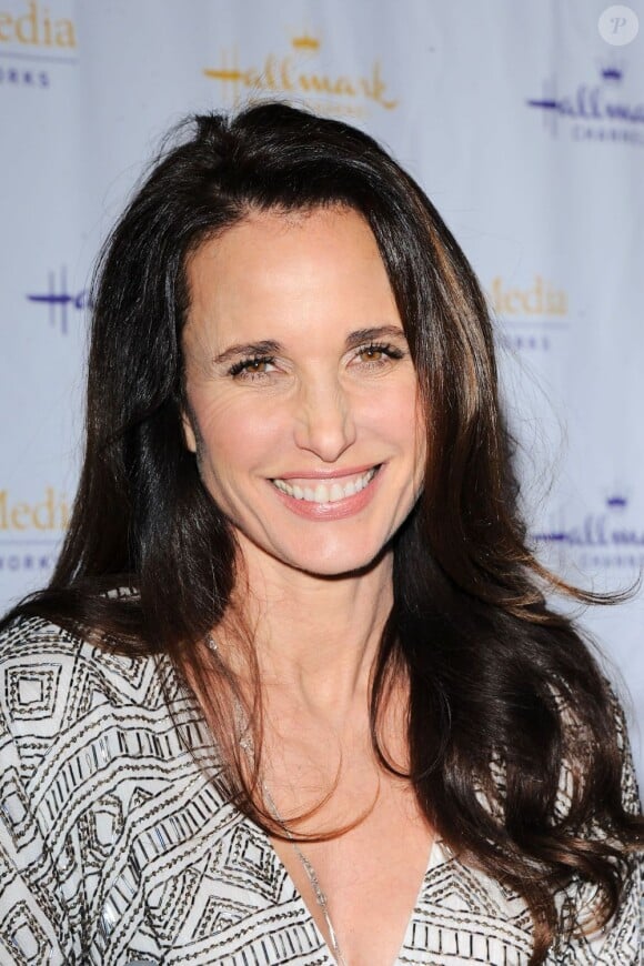 Andie MacDowell, lors d'un évenement à Los Angeles, est arrivée en béquilles ! Le 4 janvier 2012