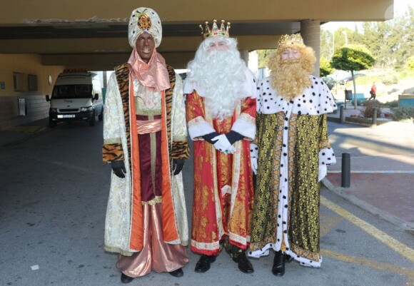 Le Néerlandais Ruud van Nistelrooy déguisé en Balthazar lors de la Cabalgata de los tres reyes, la traditionnelle parade des rois mages en Espagne, le 5 janvier 2013 à Marbella.
