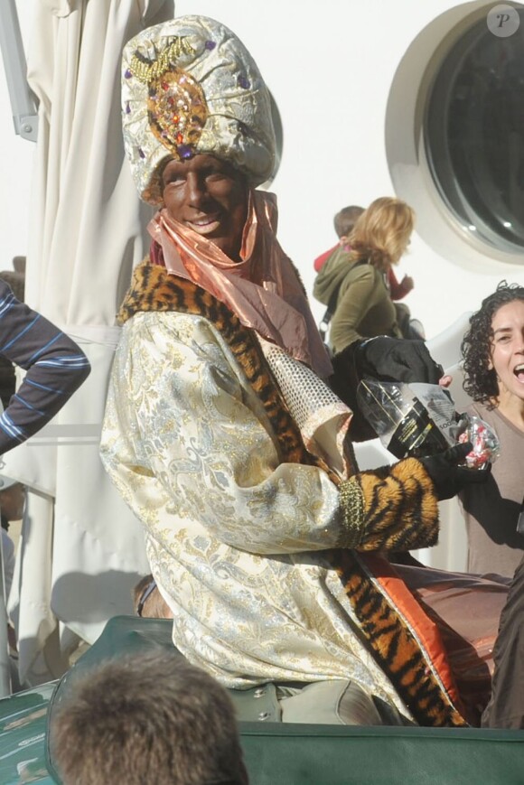 L'ex-footballeur Ruud van Nistelrooy déguisé en Balthazar lors de la Cabalgata de los tres reyes, la traditionnelle parade des rois mages en Espagne, le 5 janvier 2013 à Marbella.